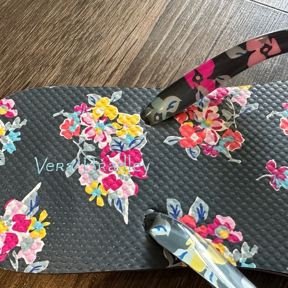 New without tags Vera Bradley Flip Flops.  Size 5-6.  Grey W/bright flowers. - Picture 4 of 4